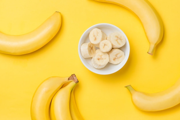 Foto frutas saudáveis de banana orgânica sobre fundo amarelo