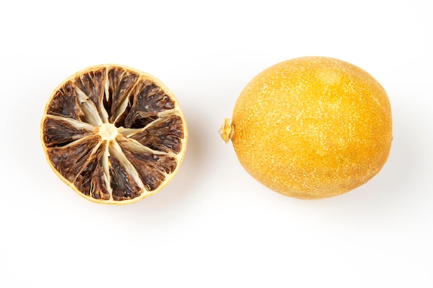 Frutas secas de limão em um fundo branco. alimentos vitamínicos orgânicos