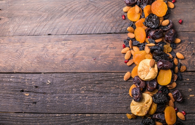 Frutas secas e nozes se misturam em uma tigela de madeira