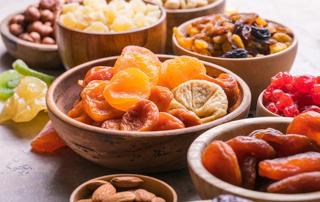 Frutas secas e nozes se misturam em uma tigela de madeira