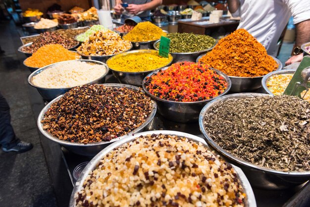 Foto frutas secas, especias y hierbas en el mercado