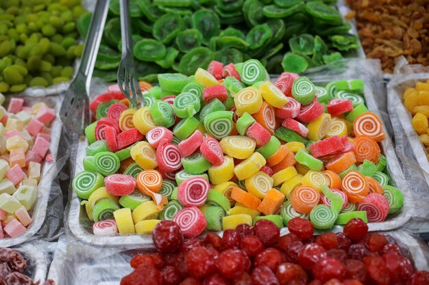 Foto frutas secas de hanoi azucaradas o saladas para la venta en el mercado