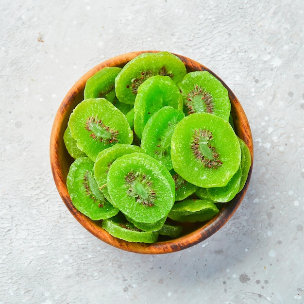 Frutas secas Kiwi dulce seco en un tazón Frutas Sobre un fondo de piedra Vista superior