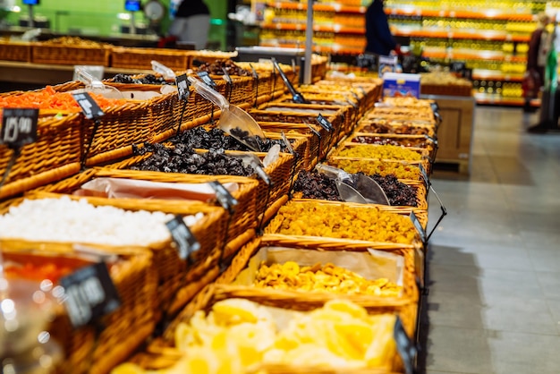 Frutas secas en el mostrador de la tienda espacio de copia compras de comestibles