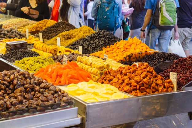 Frutas secas no mercado em Jerusalém em Israel