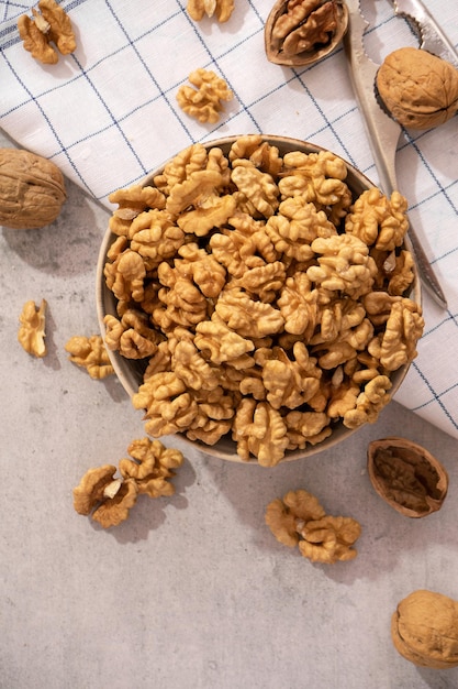 Frutas secas y nueces en frascos de vidrio sobre fondo blanco almacenamiento de alimentos recipientes de vidrio necesidad de cocina