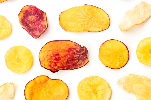 Frutas secas y patatas fritas de verduras en la foto superior bocadillo vegano saludable un patrón plano de alimentos orgánicos sobre un fondo blanco