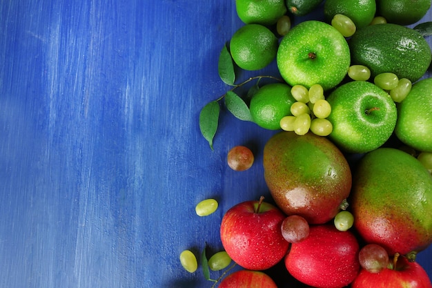 Frutas sobre fondo de madera azul oscuro