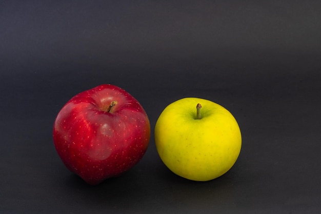 Frutas sobre un fondo negro Manzana verde y roja sobre un fondo negro