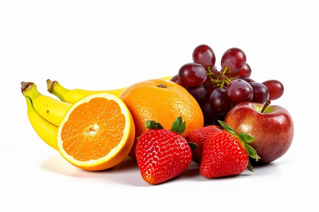 Frutas suculentas maduras isoladas em branco