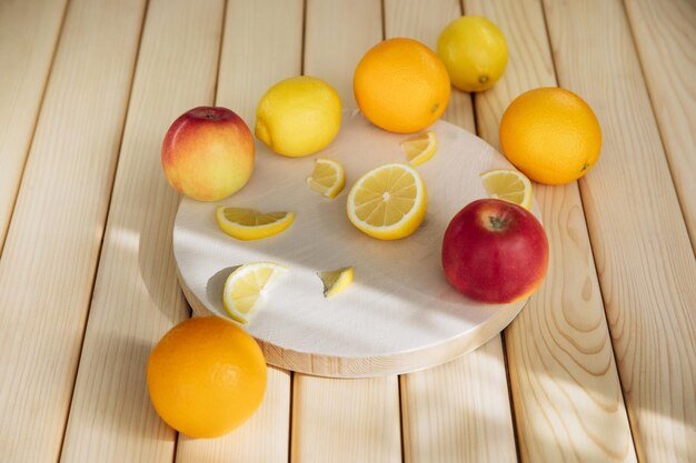 Foto frutas en una tabla de madera