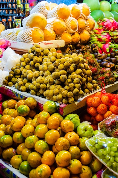 Frutas tailandesas frescas exóticas en el mercado nocturno en Pattaya Tailandia