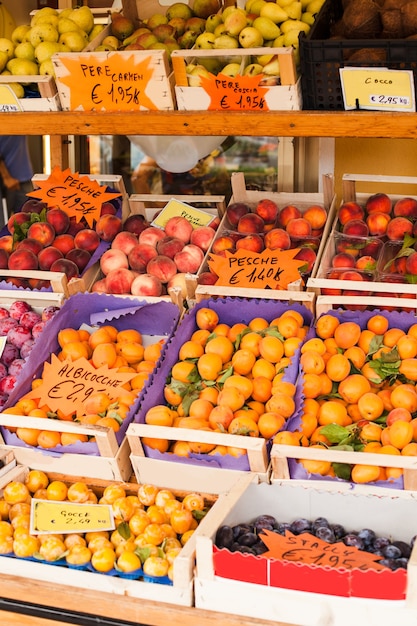 Frutas y tomates frescos en el mercado.