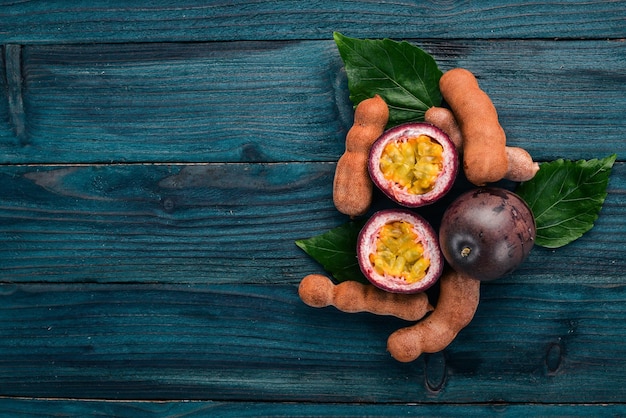 Frutas tropicais de maracujá em um fundo de madeira vista superior Copie o espaço