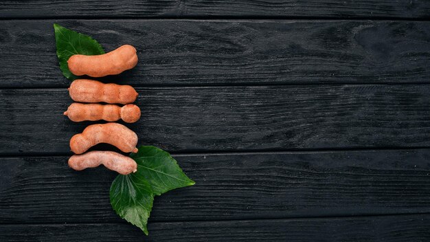 Frutas Tropicais de Tamarindo Em um fundo de madeira Vista superior Copie o espaço