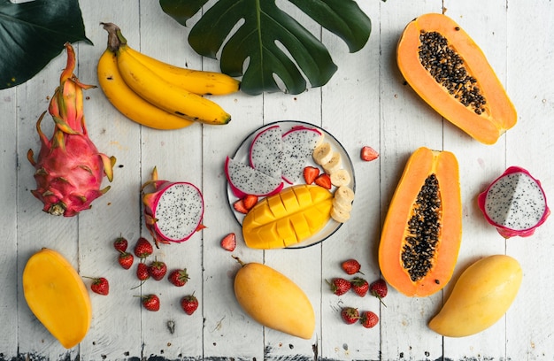 Frutas tropicais de verão em um prato frutas saudáveis de verão