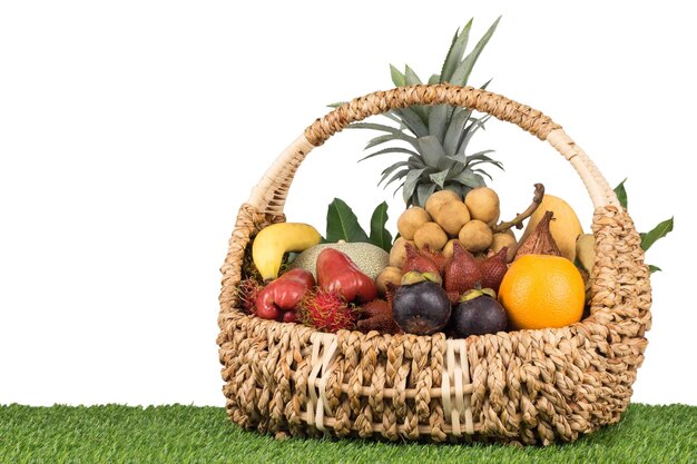 Foto frutas tropicais dentro da cesta