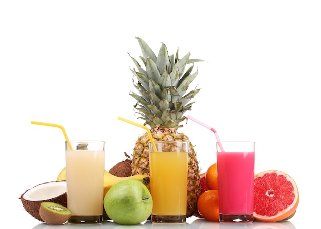 Frutas tropicais e suco isolado em branco