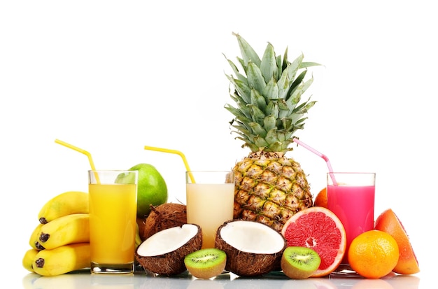 Frutas tropicais e suco isolado no branco
