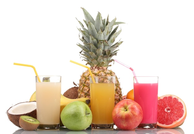 Frutas tropicais e suco isolado no branco