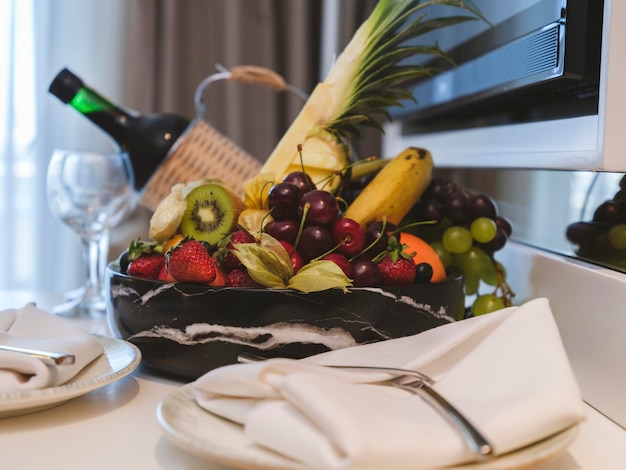 Frutas tropicais e vinho no quarto de hotel