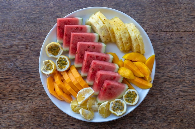 Frutas tropicais em um prato de café da manhã fecham a vista superior