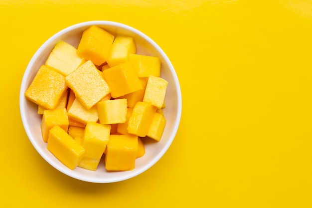 Frutas tropicais, fatias de cubo de manga em tigela branca