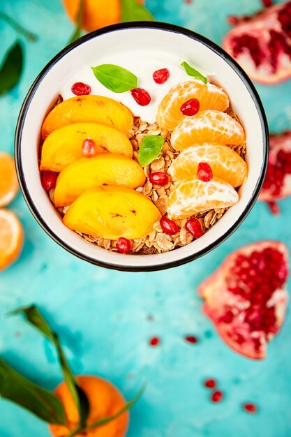 Frutas tropicais Iogurte caseiro de granola no café da manhã. Saudável