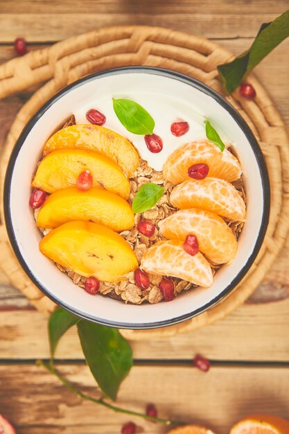 Frutas tropicais Iogurte caseiro de granola no café da manhã. Saudável