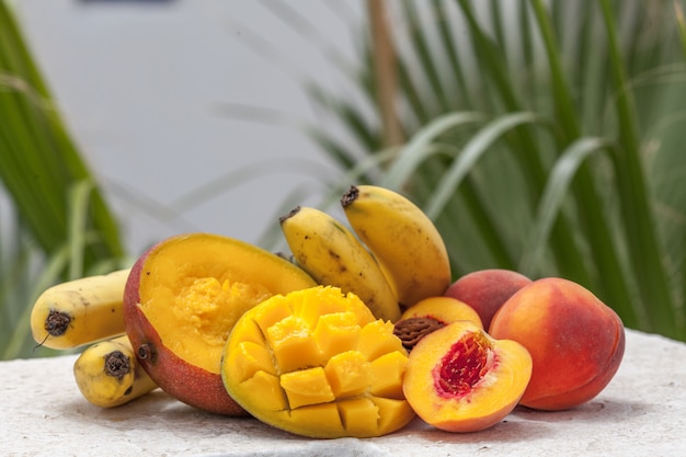 Frutas tropicais manga, pêssego e banana