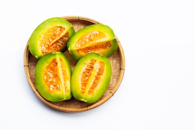 Frutas tropicais, melão tailandês ou melão fatiado em uma cesta de bambu em branco