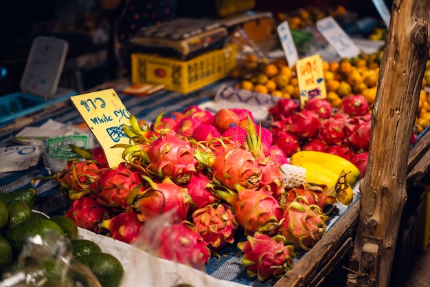 Frutas tropicais no mercado de frutas no mercado noturno de comida de rua