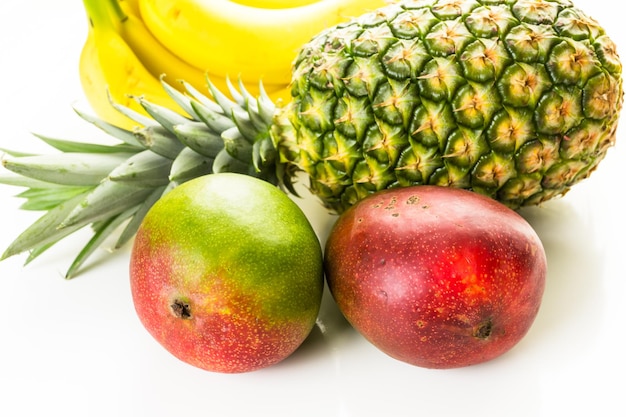Frutas tropicais orgânicas em um fundo branco.