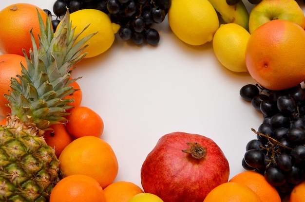 Frutas tropicais sortidas em fundo branco e lugar para texto