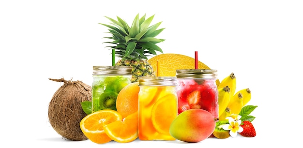 Frutas tropicais variadas com suco fresco em potes de pedreiro isolados em um branco