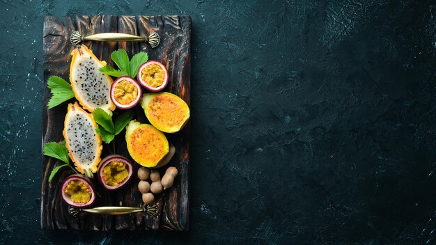 Frutas tropicales Cactus y fruta del dragón sobre un fondo de madera Vista superior Espacio libre para texto