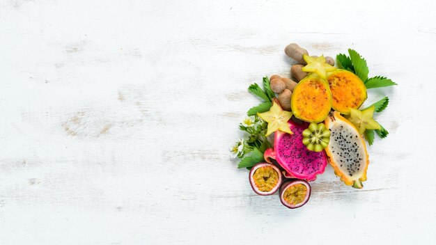 Foto frutas tropicales cactus y fruta del dragón sobre un fondo de madera vista superior espacio libre para texto