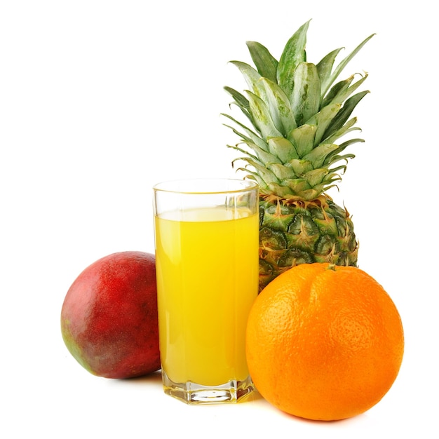 frutas tropicales frescas: mango, piña aislado sobre fondo blanco con jugo
