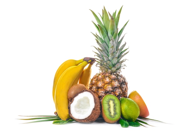 Frutas tropicales frescas Piña coco kiwi naranja granada pomelo Sobre un fondo de madera Vista superior Espacio libre para texto