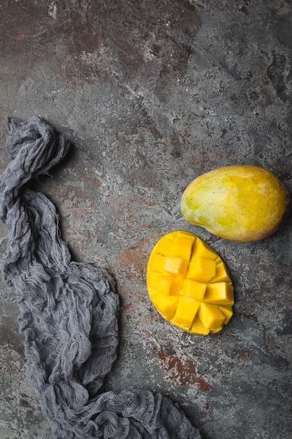 Frutas tropicales de mango fresco sobre gris