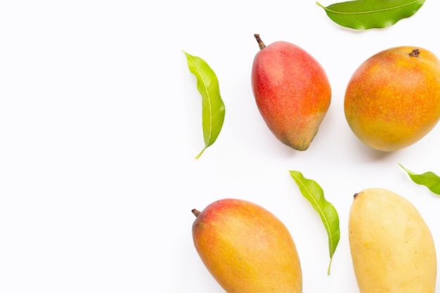 Frutas tropicales Mango sobre un fondo blanco