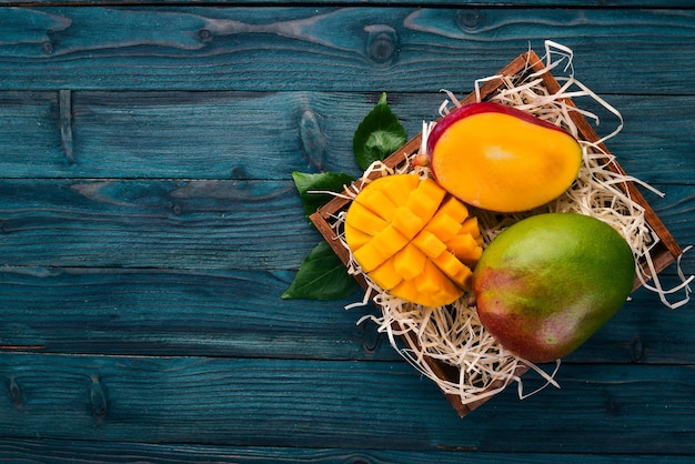 Frutas tropicales de mango sobre un fondo de madera Vista superior Espacio de copia