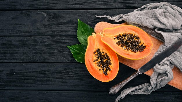 Frutas tropicales de papaya sobre un fondo de madera Vista superior Espacio de copia