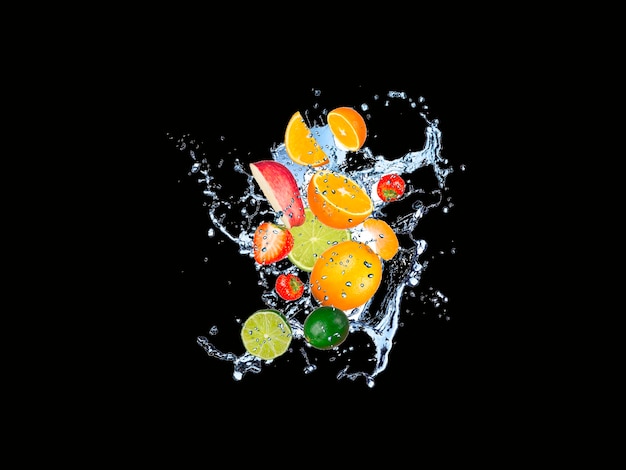 Frutas tropicales en salpicaduras de agua sobre fondo negro