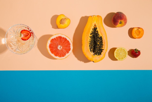 Foto frutas tropicales de verano sobre fondo azul y pastel