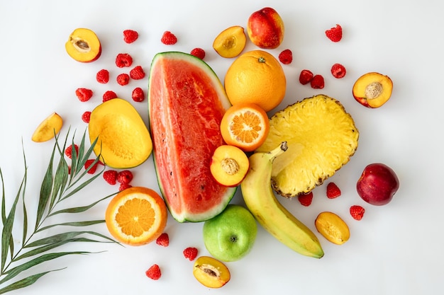 Frutas tropicales en una vista superior de fondo blanco