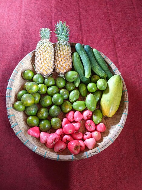 Frutas variadas não descascadas disponíveis em recipientes