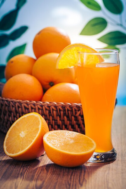 Frutas en vaso en la mesa