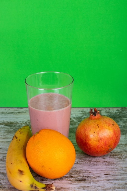 Foto frutas en vaso en la mesa