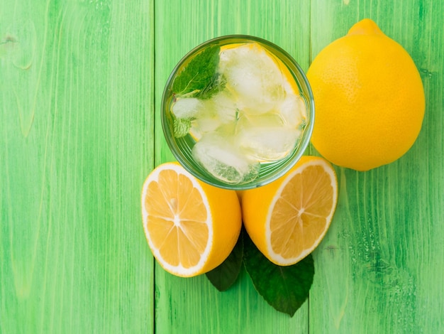 Foto frutas en vaso en la mesa